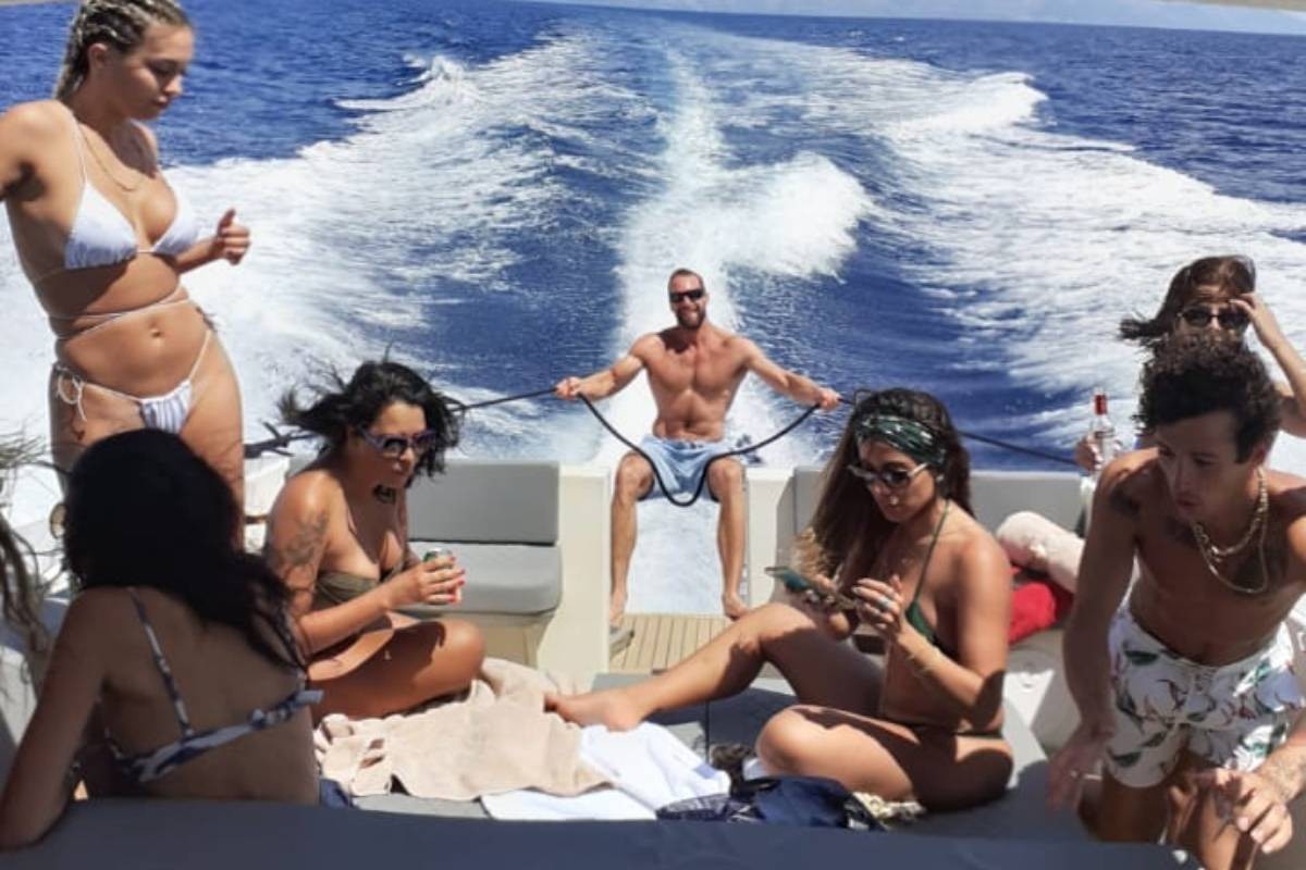 Anitta em passeio de barco com amigos e suposto affair (Foto: Reprodução/Instagram)