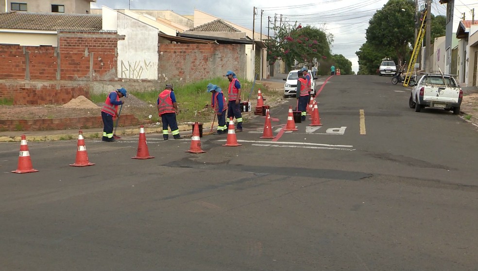 Pintura de ciclofaixa no bairro Parque Jabaquara, em Presidente Prudente (SP) — Foto: TV Fronteira