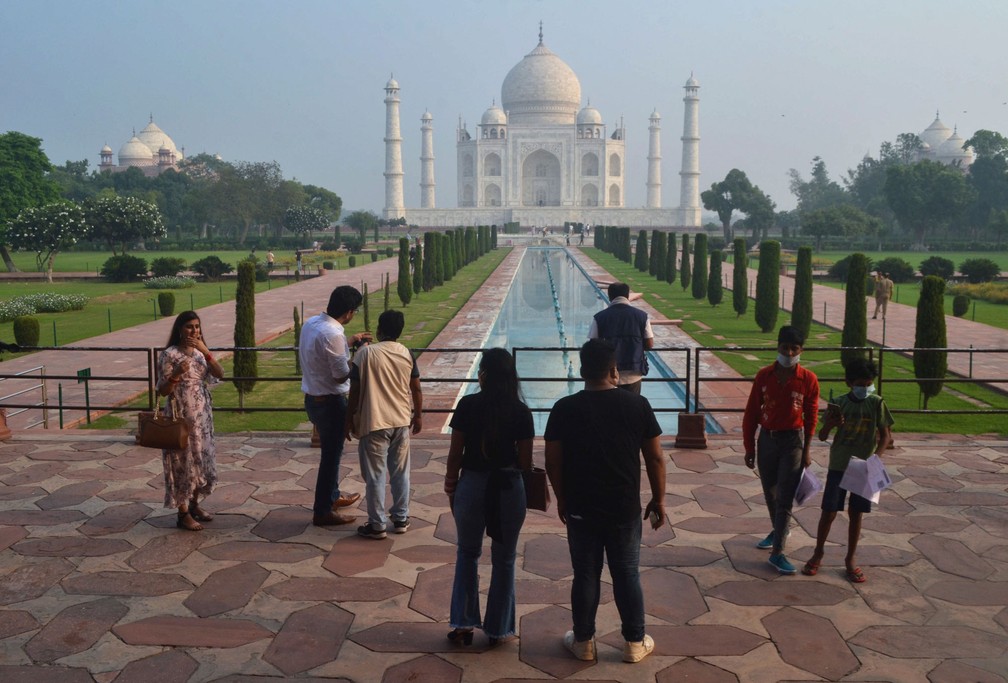 Pequeno número de turistas visita o Taj Mahal, em Agra, na Índia, nesta segunda-feira (21)  — Foto: Pawan Sharma//AP 