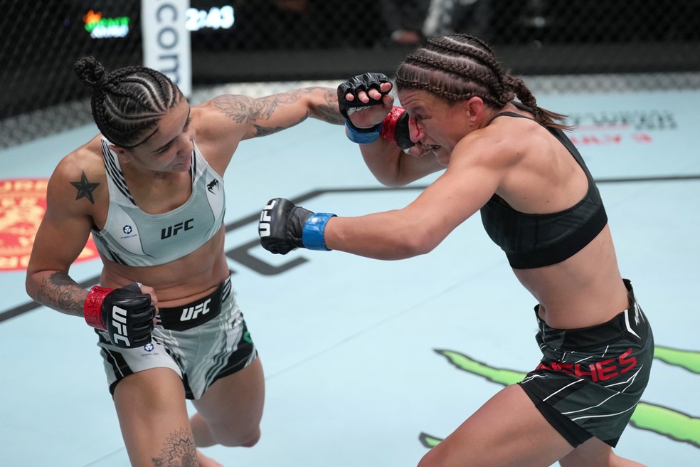 Istela Nunes levou a melhor na luta em pé contra Sam Hughes no UFC Luque x Muhammad 2 — Foto: Getty Images