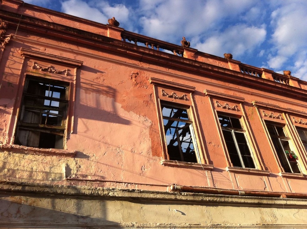 Chamas destruíram a parte superior de prédio de Porto Alegre — Foto: Estêvão Pires/ RBS TV