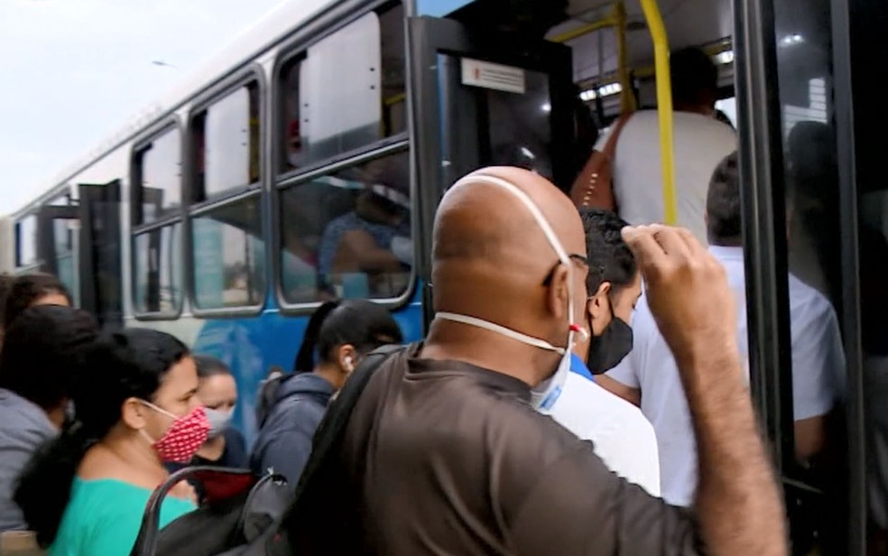 Passageiro faz sinal com a mão para indicar ônibus lotado em Campinas na pandemia. — Foto: Reprodução/EPTV