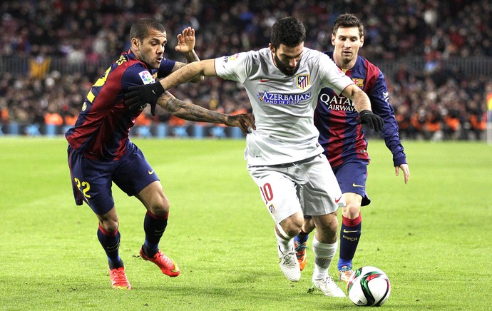Arda Turan, Daniel Alves e Messi, Barcelona X Atlético de Madrid (Foto: Agência AP )