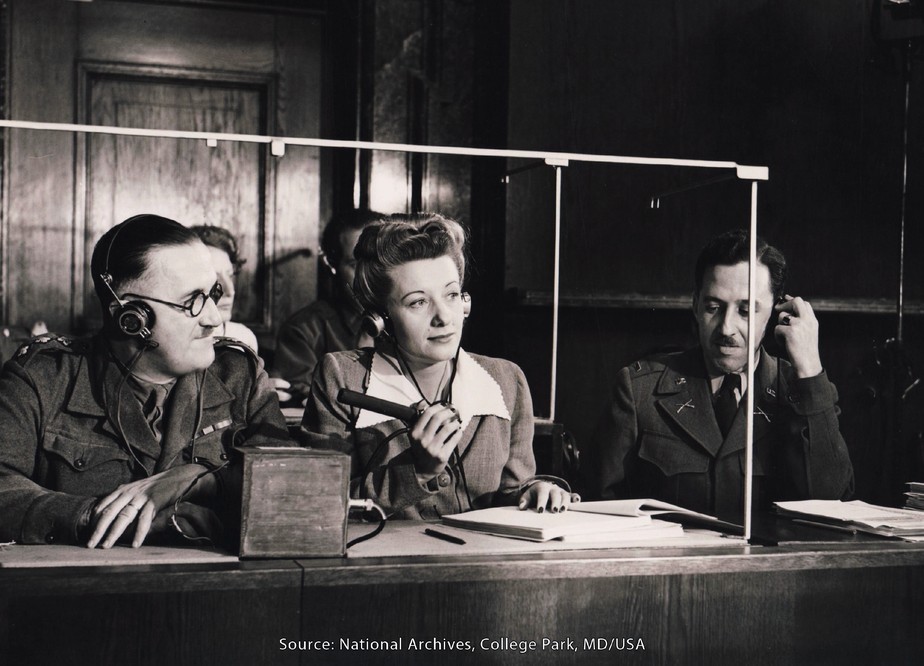 Em Nuremberg, intérpretes ficavam atrás de uma parede de vidro; hoje, são usadas cabines à prova de som