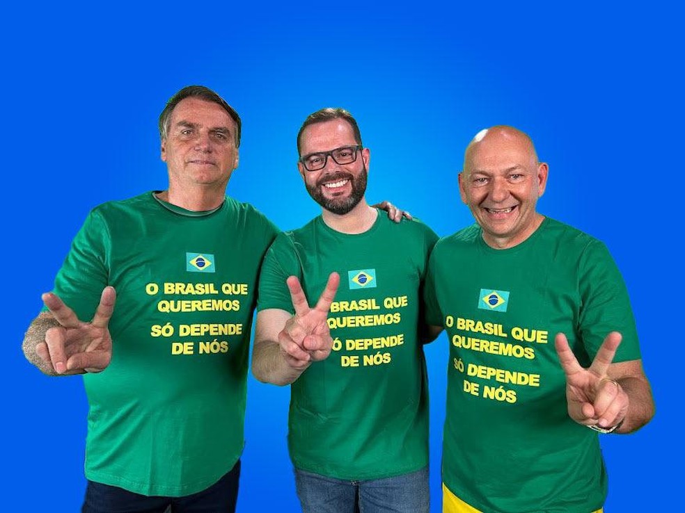 O presidente Jair Bolsonaro ao lado de Jorge Seif e Luciano Hang, durante campanha em 2022 — Foto: Divulgação
