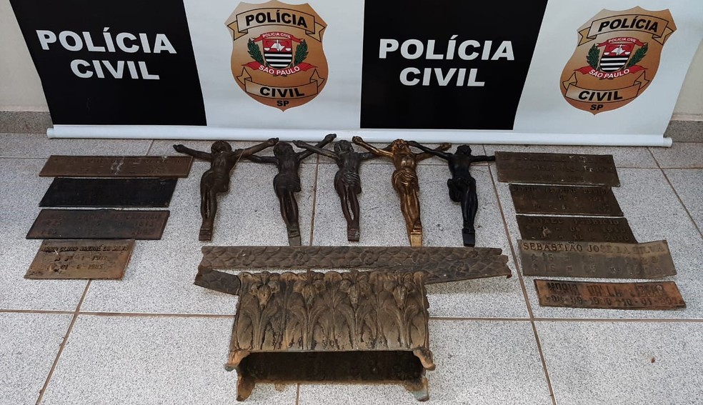 Polícia Civil encontra objetos de bronze furtados de cemitério às margens de rodovia em Pirajuí  — Foto: Polícia Civil /Divulgação