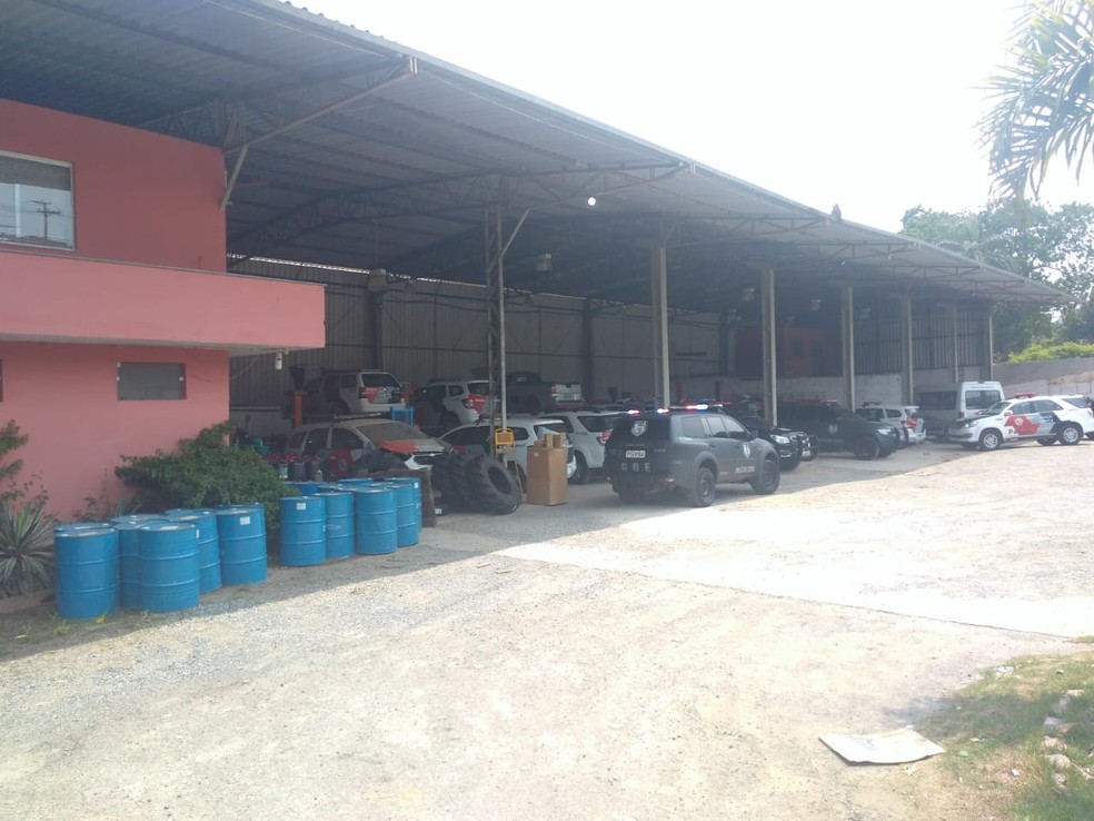 Policiais estiveram em duas oficinas mecânicas em Araçariguama — Foto: Wilson Gonçalves Jr./TV TEM