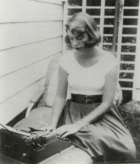 Mais conhecida por seu romance "A Redoma de Vidro", a romancista e poeta Sylvia Plath gostava de datilografar em sua Hermes 2000 ao ar livre (Foto: Reprodução)