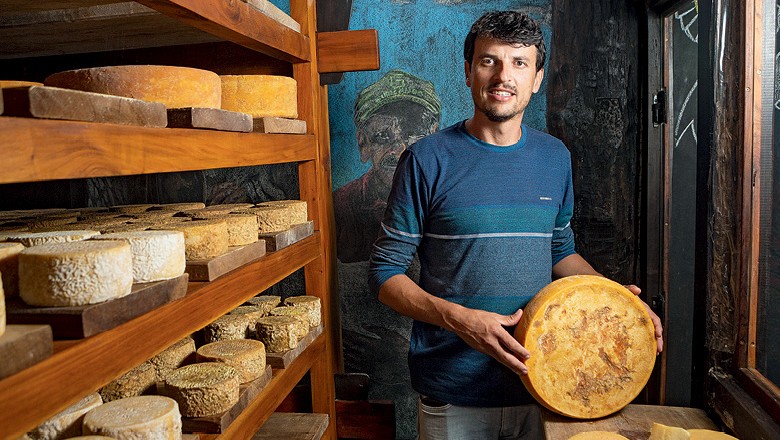 Queijo Artesanal: Túlio Madureira e os queijos  que produz  na região do Serro (MG) (Foto: Fernando Martinho)