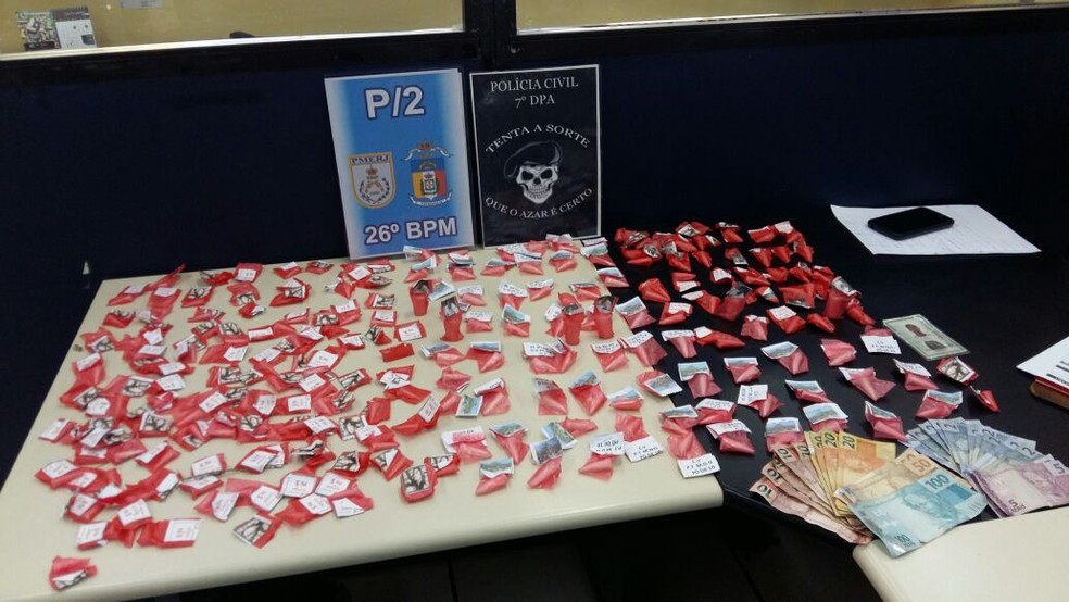 Drogas foram apreendidas com jovem de 19 anos na manhã desta sexta-feira (3) (Foto: Polícia Civil | Divulgação)