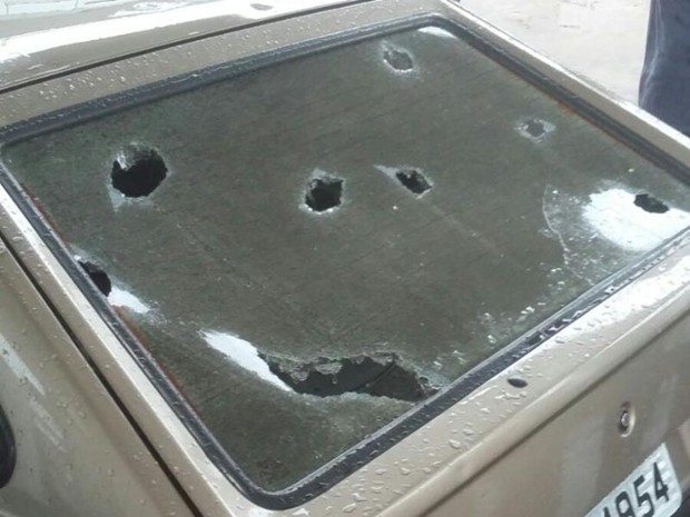 Veículos tiveram vidros 'furados' por pedras de gelo (Foto: Arquivo Pessoal/ Thaniely Eglesias)