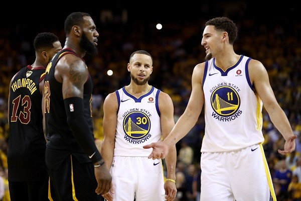 LeBron discute com Klay Thompson e Steph Curry nos segundos finais da partida