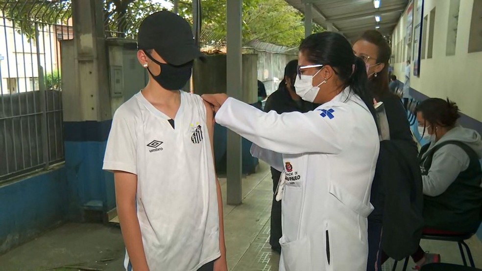 Adolescente recebe dose de reforço da vacina contra a Covid nesta segunda-feira (30) em São Paulo. — Foto: Reprodução/TV Globo