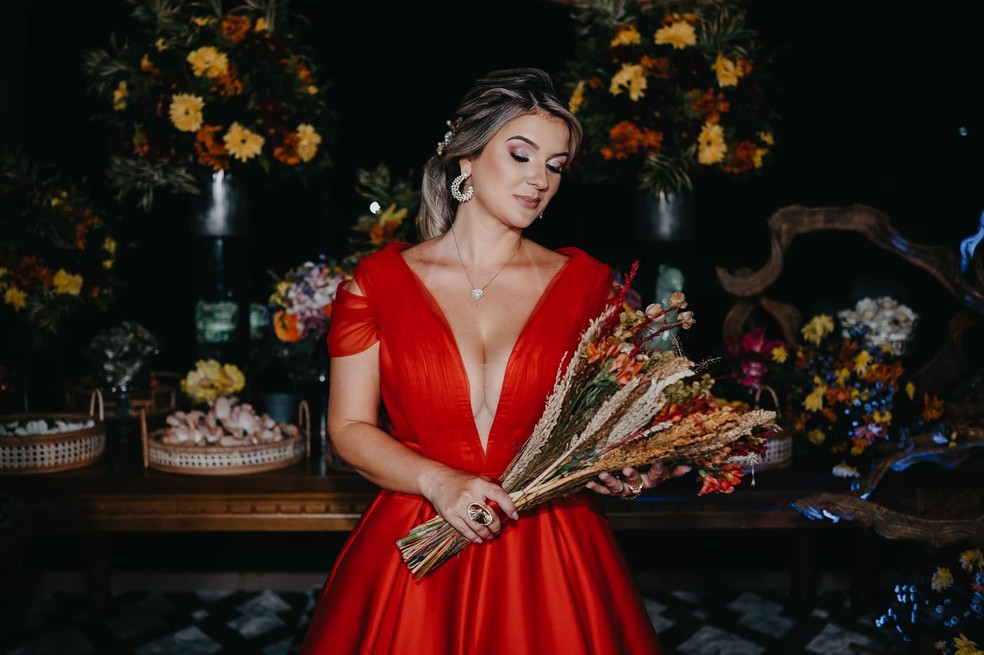 Louise se casou de vestido vermelho e surpreendeu os convidados, no Tocantins — Foto: Paulo Couto