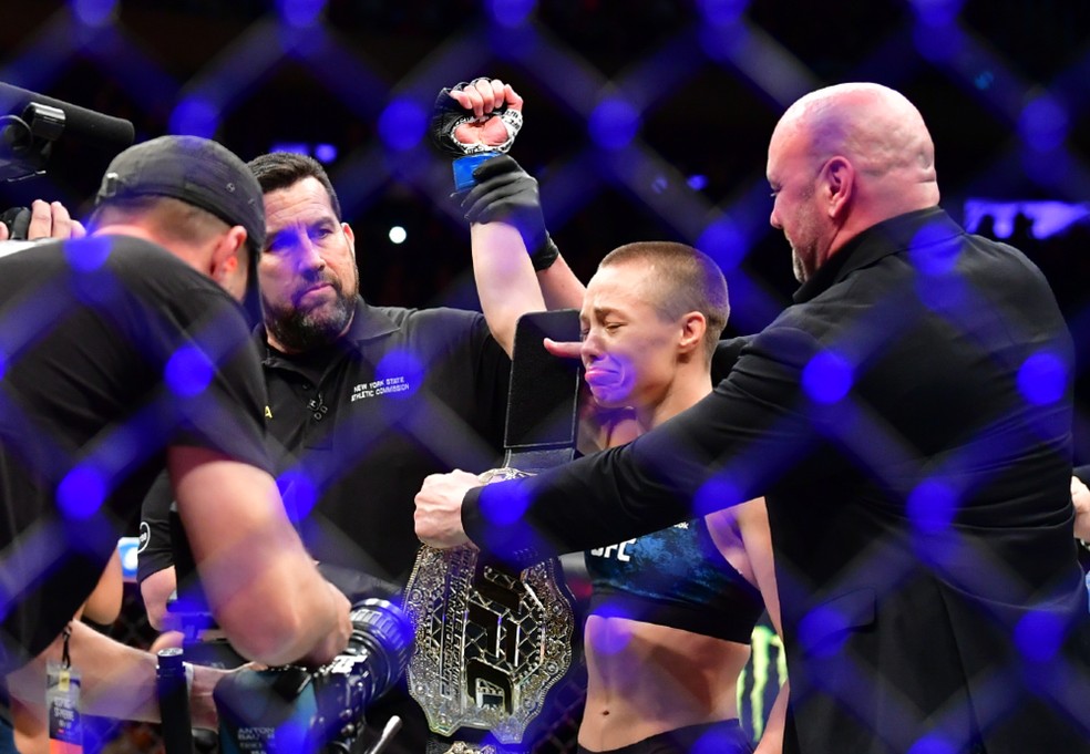 O choro da alegria: Rose Namajunas leva o cinturão peso-palha no UFC 217 (Foto: Jason Silva)
