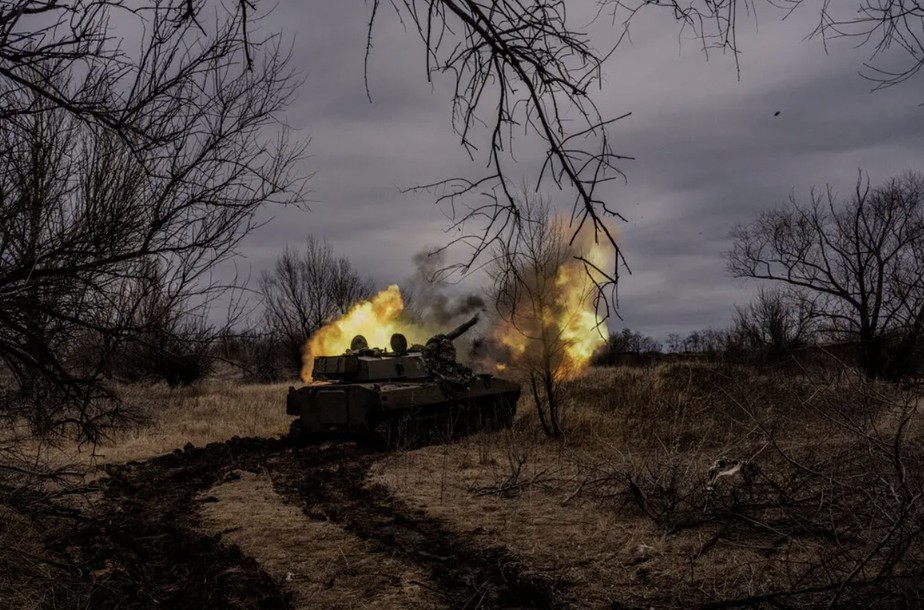 Soldados ucranianos disparam em março contra posições russas em Bakhmut