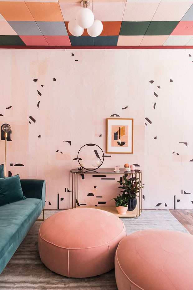 Décor do dia: sala de estar com teto colorido e papel de parede (Foto: Echo and Earl)