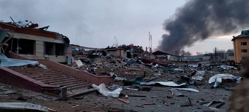Ataque em base militar em Yavoriv, Ucrânia, perto da fronteira com a Polônia — Foto: Reuters
