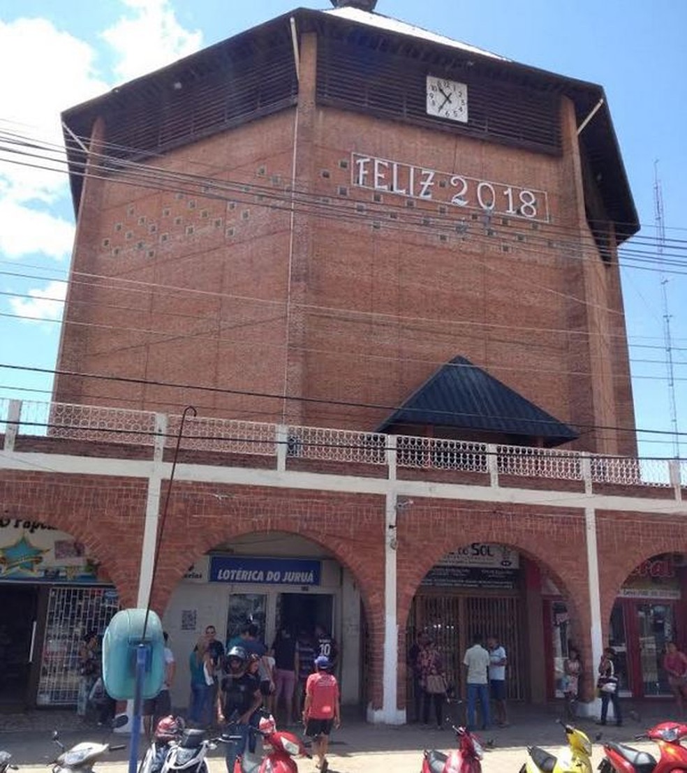 Lotéricas da cidade ficaram lotadas neste sábado (30) em Cruzeiro do Sul (Foto: Adelcimar Carvalho/G1)