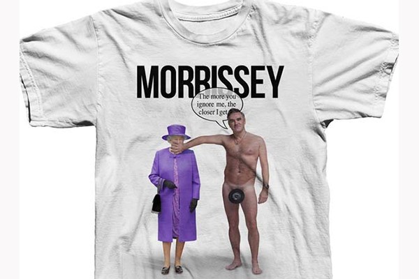 Camiseta polêmica traz Morrissey nu cobrindo a boca da rainha da Inglaterra (Foto: Reprodução)
