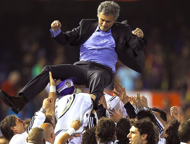 José Mourinho comemora Copa do Rei pelo Real Madrid (Foto: Getty Images)