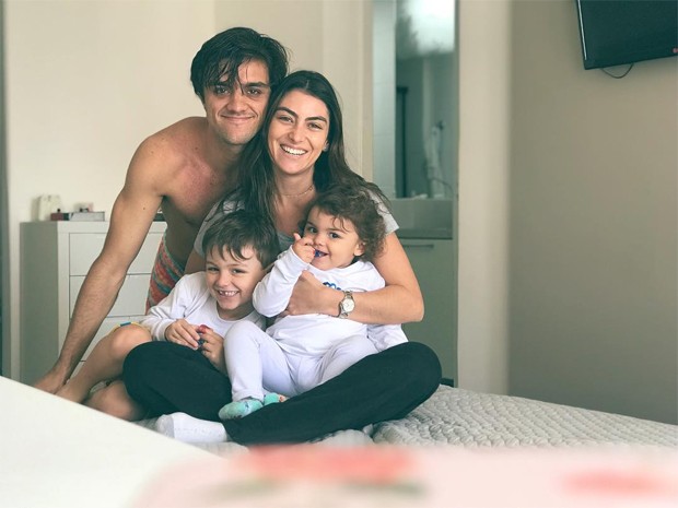 Felipe Simas, Mariana Uhlmann e os filhos, Joaquim e Maria (Foto: Reprodução / Instagram)