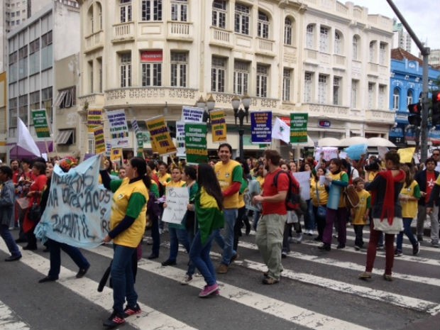Grupo percorreu o centro da cidade na manha deste sábado (29) (Foto: Dulcineia Novaes/RPC TV)