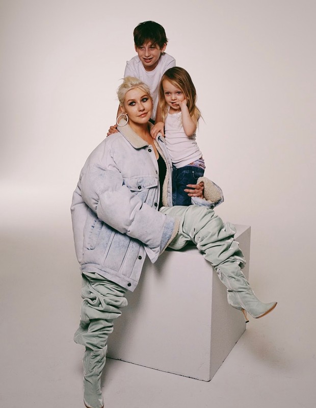 Christina Aguilera estrela seu primeiro ensaio com os dois filhos - Quem |  QUEM News