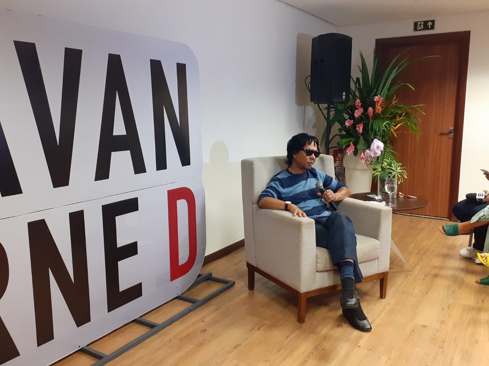 Djavan aprendeu a tocar no violão quando jogava na base do CSA — Foto: Heliana Gonçalves/G!