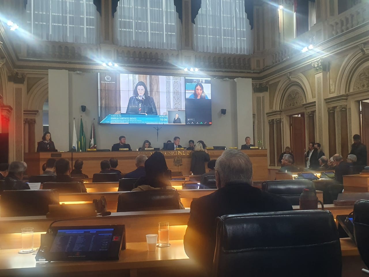 Câmara de Curitiba adia votação de projeto de lei que propõe fim do horário comercial fixo