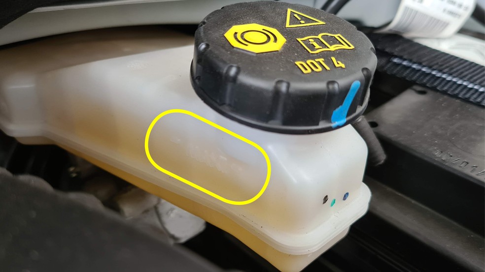 A marcação de máximo no reservatório do fluido de freio nem sempre é legível. Um sensor alerta no painel caso o nível esteja muito baixo — Foto: Autoesporte