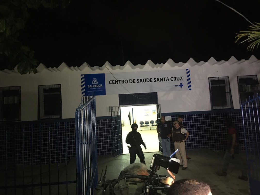 Servidores s&atilde;o feitos ref&eacute;ns em posto de sa&uacute;de do bairro da Santa Cruz, em Salvador &mdash; Foto: Alan Oliveira/ G1