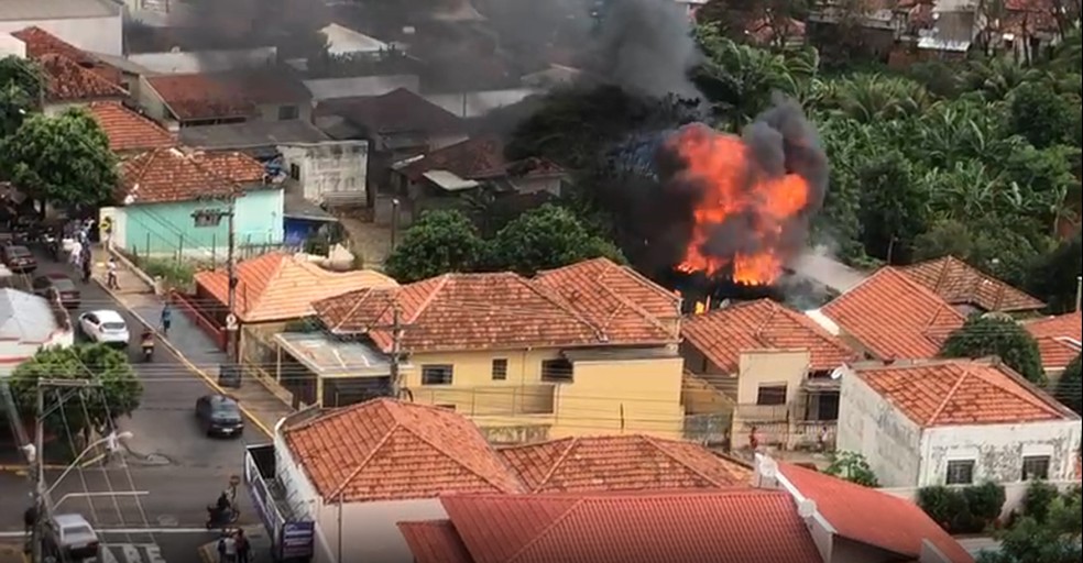 Fogo destruiu casa na Vila Marcondes, em Presidente Prudente — Foto: Luciane Gomes Trevisan