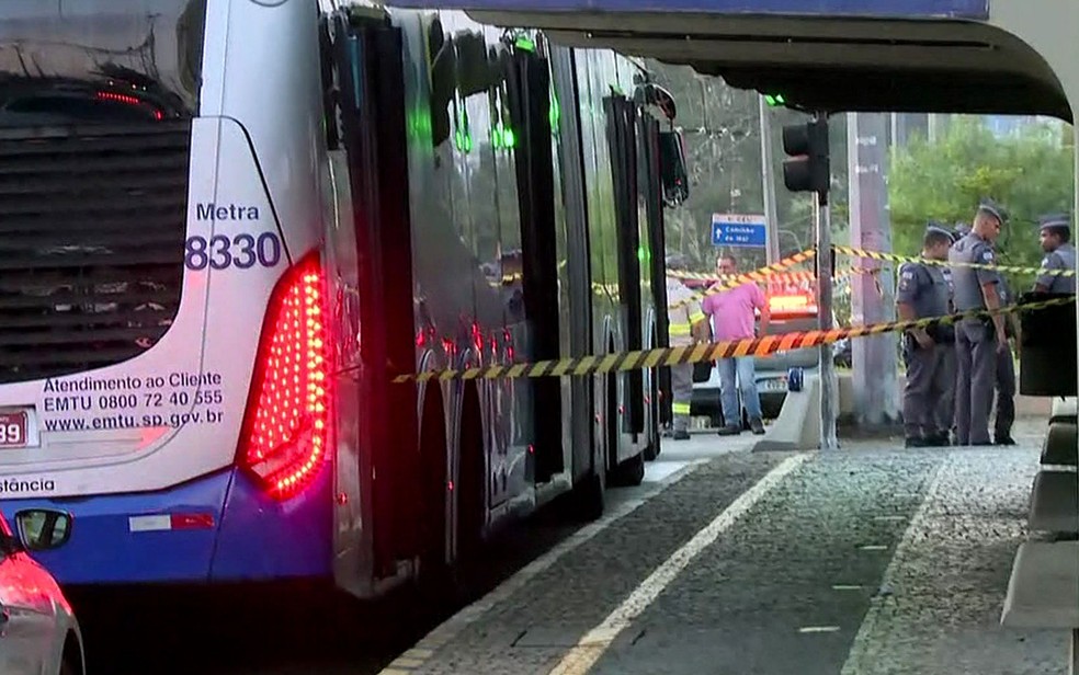 Ônibus da EMTU sofreu tentativa de assalto na tarde desta quinta (19) (Foto: Reprodução/TV Globo)