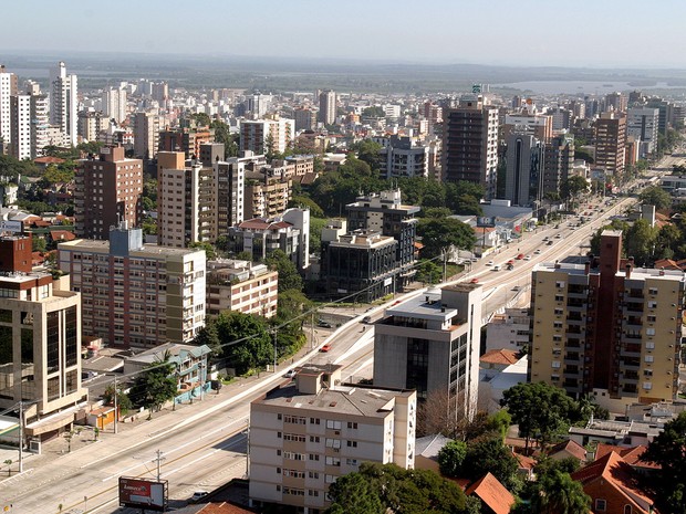 Avenida Carlos Gomes, uma das mais movimentadas de Porto Alegre, perde ritmo intenso de trânsito no verão (Foto: João Fiorin/PMPA)