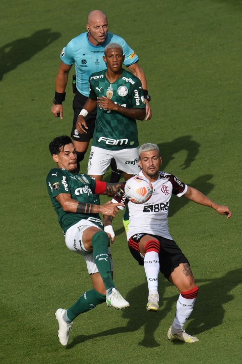 Gustavo Gomez e Arrascaeta disputam a bola na final da LibertadoresAFP