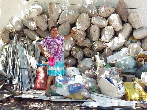 Isabel reuniu mais de 300kg de latas para ajudar manutenção do filho na Europa (Foto: Isabel Cristina/Acervo Pessoal)