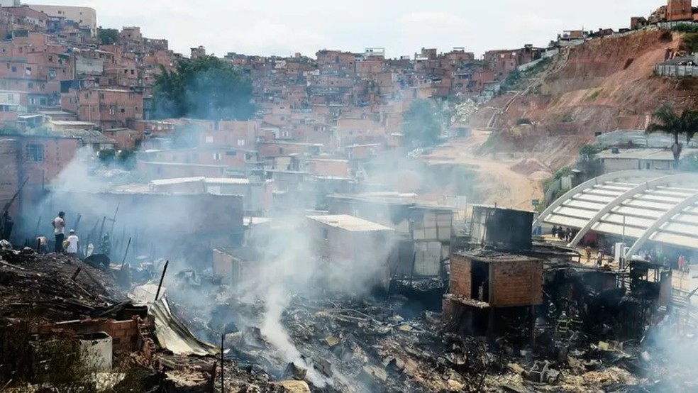 Levantamento do Insper analisou dados de mais de 500 incêndios em favelas de São Paulo entre 2011 e 2016 e o valor da terra nesses locais — Foto: Rovena Rosa/Agência Brasil