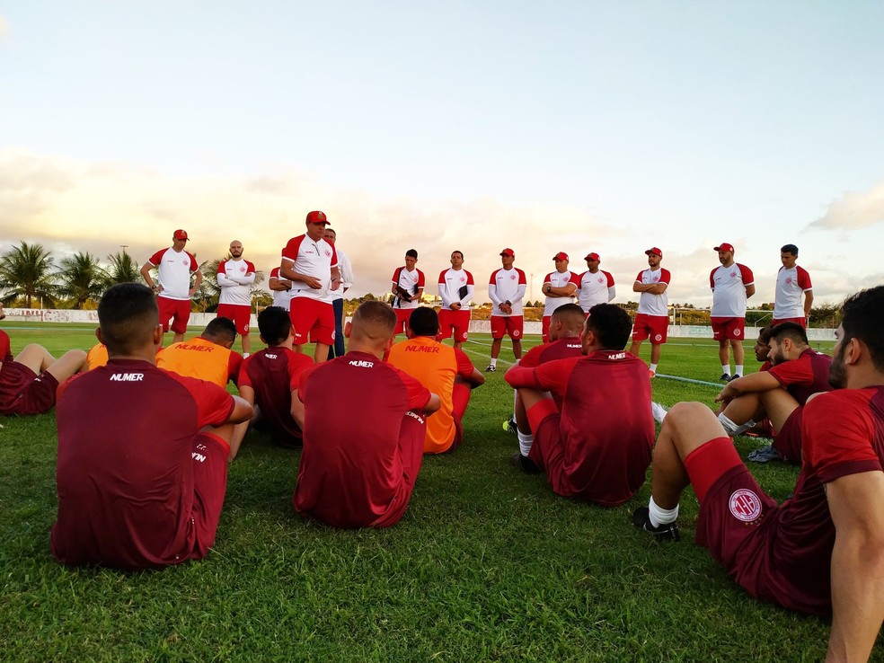 TÃ©cnico Waguinho Dias conversa com os jogadores â€” Foto: CanindÃ© Pereira/AmÃ©rica FC