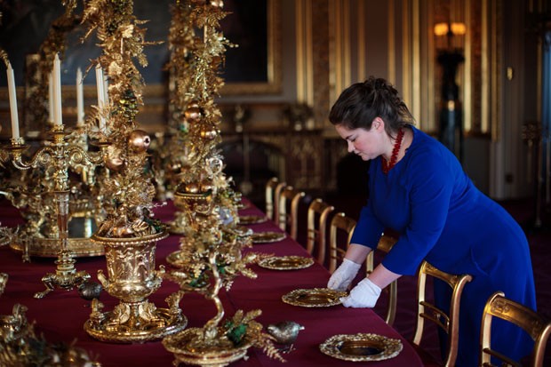 WINDSOR, ENGLAND - NOVEMBER 23: An employee poses by the table in the State Dining Room which has been decorated for the Christmas period with silver-gilt pieces from the Grand Service on November 23, 2017 in Windsor Castle, England. The Windsor Castle St (Foto: Getty Images)