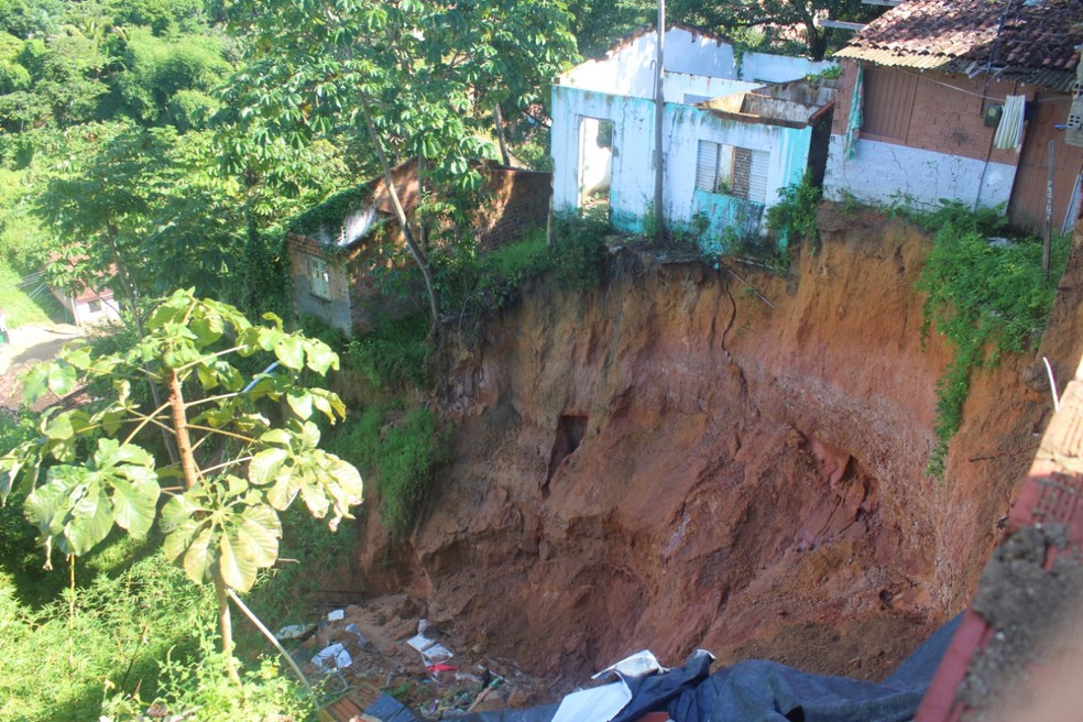 Rachadura ameaça imóveis que ficam em área de encosta no bairro São Jorge, em Maceió — Foto: Josivan Silva
