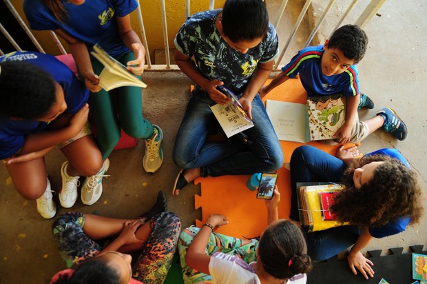 A leitura é instrumental para o crescimento da criança (Foto: Agência Brasília/Flickr)