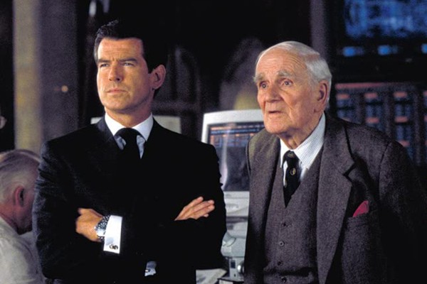 Pierce Brosnan e Desmond Llewelyn em 007 - O Mundo Não é o Bastante (1999) (Foto: Divulgação)