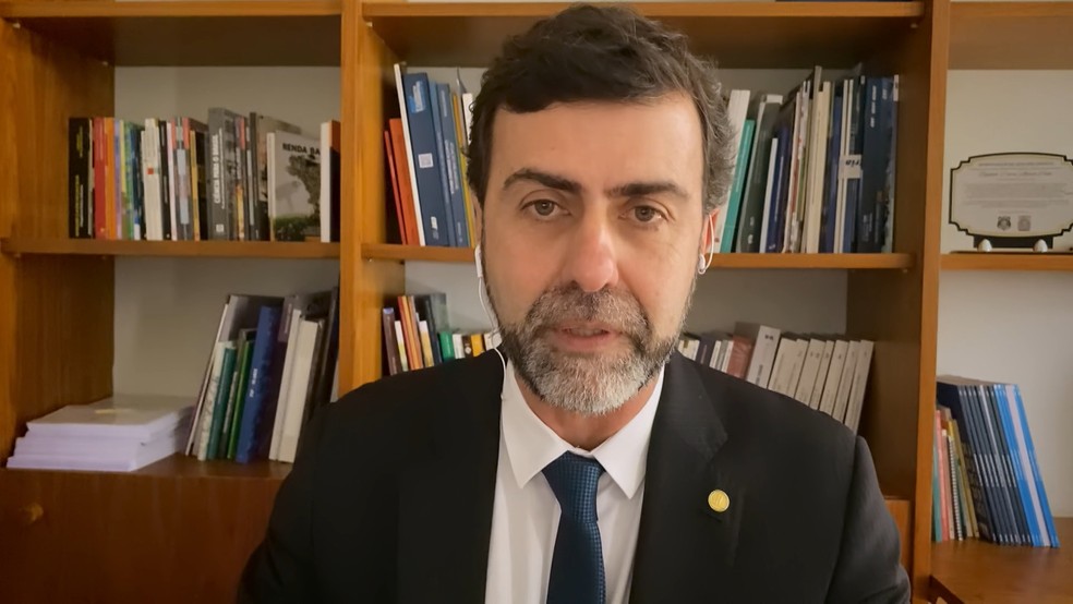 Marcelo Freixo conversa com Pedro Bial — Foto: Reprodução/TV Globo