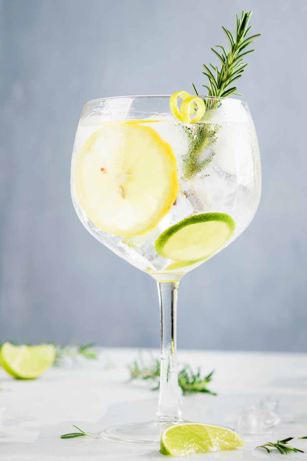 Gin com limão e alecrim — Foto: Reprodução