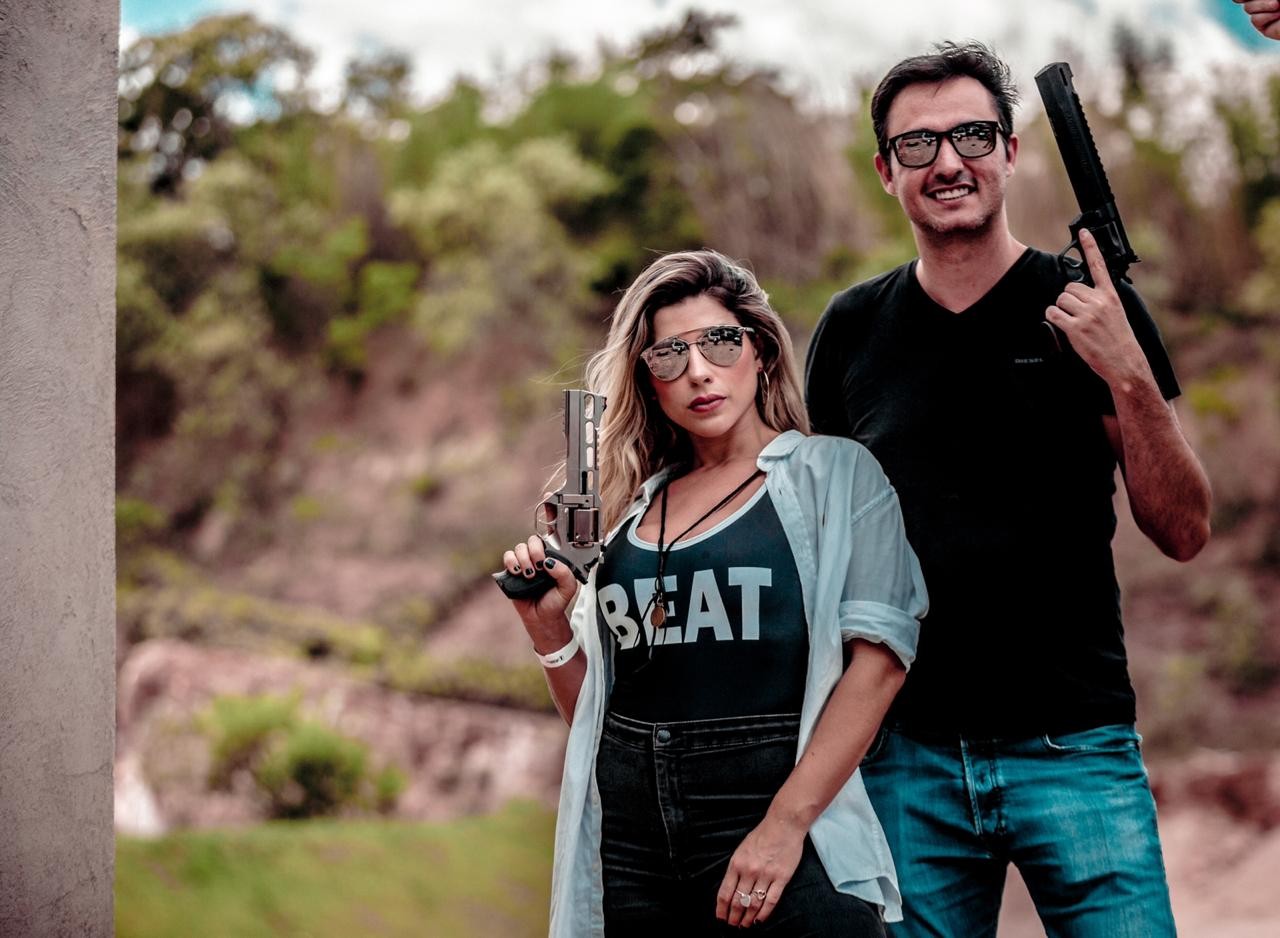 Ana Paula Minerato e o namorado, Wesley Santesso, posam para fotos durante aula de tiro no interior de SP (Foto: Aline Colosso)