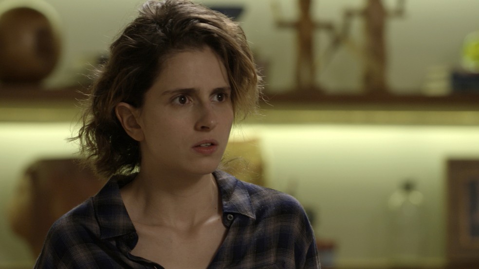 Ivana pede a ajuda do pai para tirar os seios (Foto: TV Globo)