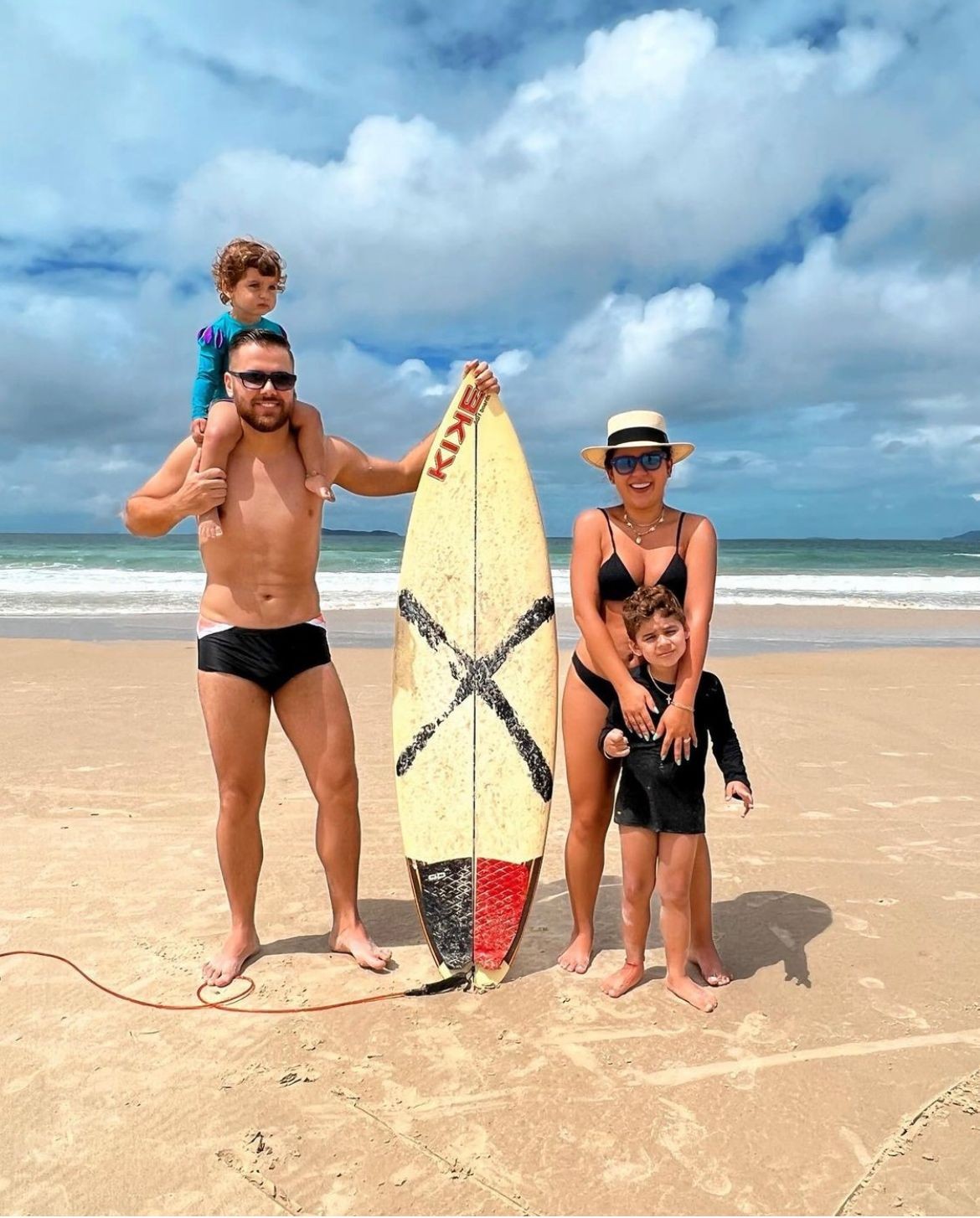 Zé Neto e Natália Toscano curtem férias na praia em família e escolhem manter o destino em segredo (Foto: Reprodução/Instagram)