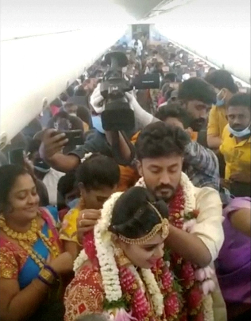 Casal indiano freta avião para fazer uma festa de casamento no ar com 161 convidados e driblar as restrições contra a Covid-19 na Índia em 23 de maio de 2021 — Foto: Tamil Nadu Police via Reuters