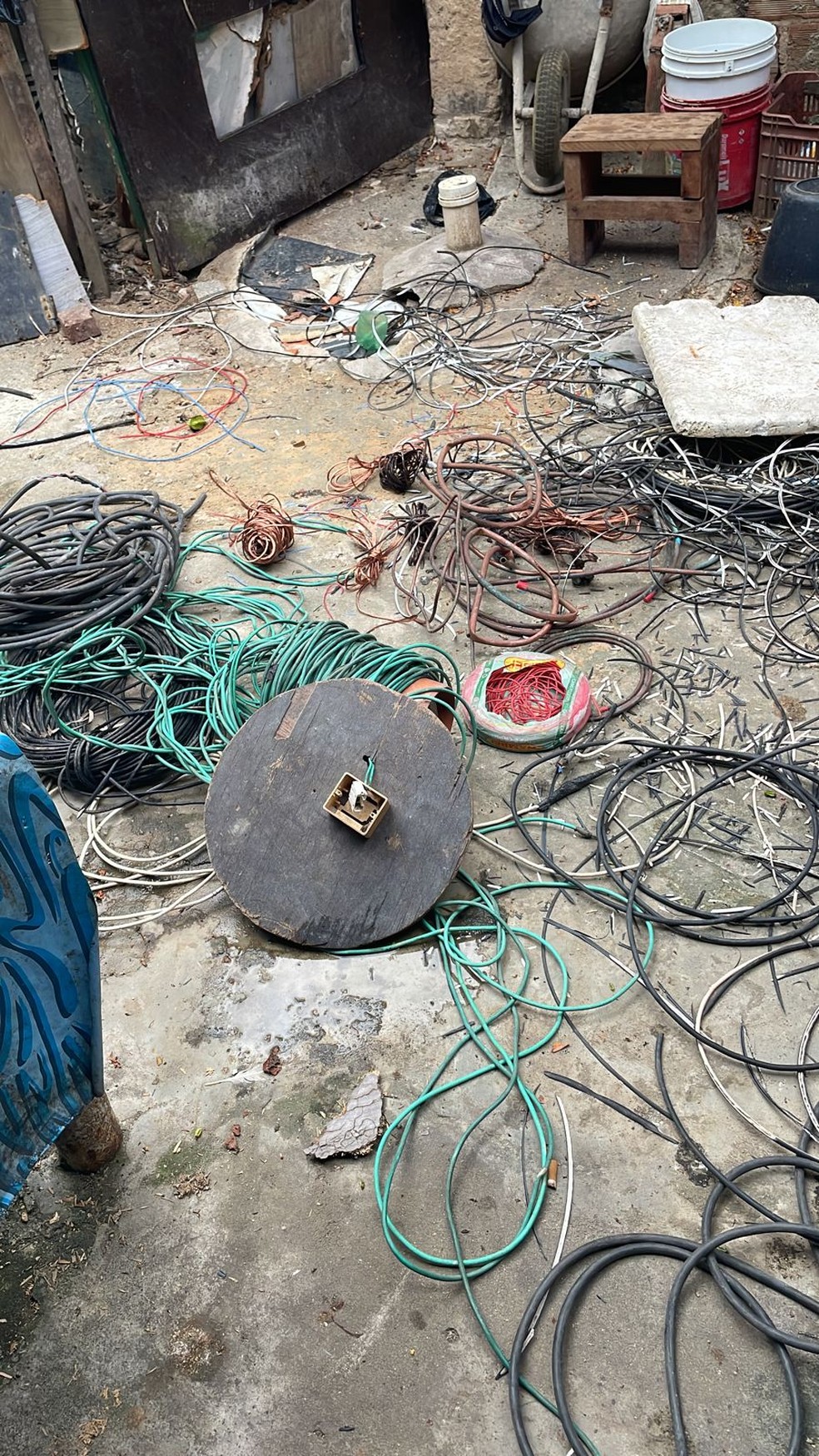 Fios de instituições públicas de Marechal Deodoro e Pilar, AL, também foram furtados pelos criminosos — Foto: Polícia Civil de Alagoas